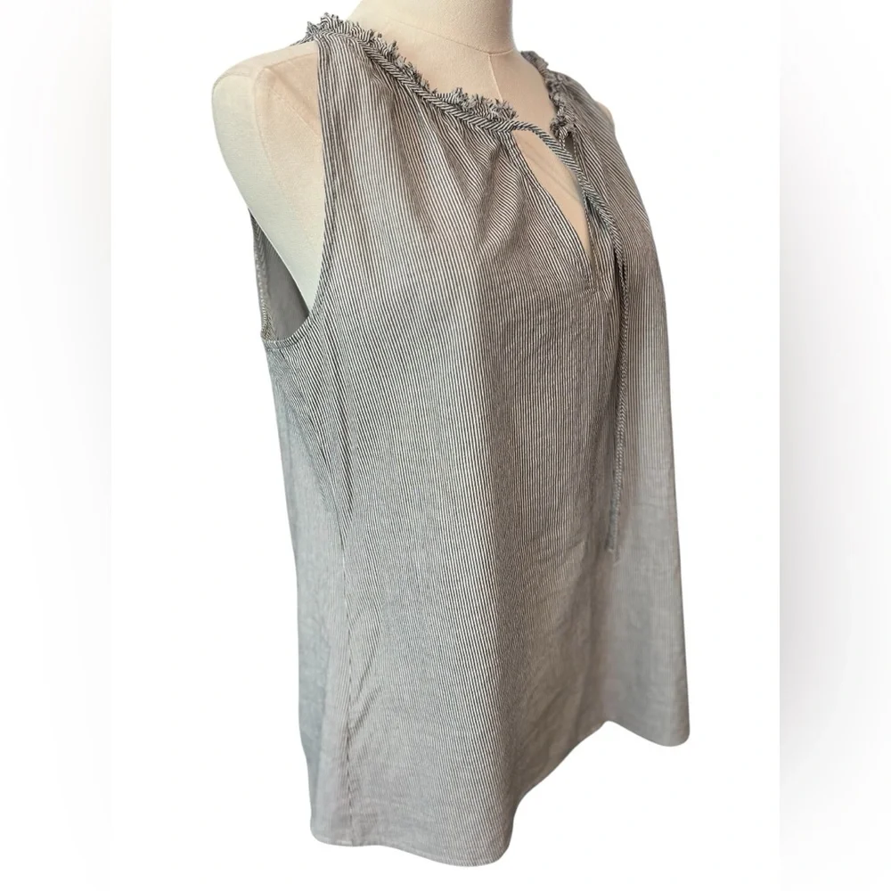 🔵 NWOT ANN TAYLOR LOFT Gray & White Striped Chambray Sleeveless Top | Size M - Picture 4 of 11